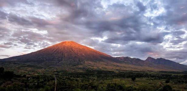 Trilha dos acidentes leva ao segundo maior vulcão da Indonésia