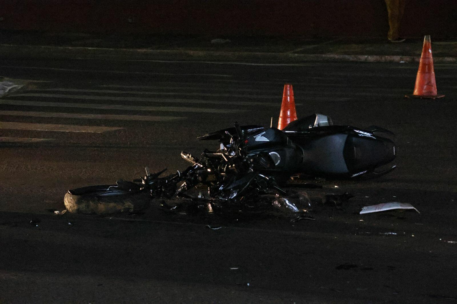 Motociclista sofre grave acidente em colisão com conversão proibida na Guaicurus