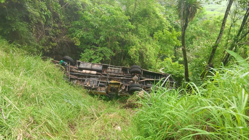 Motorista de caminhão-guincho sofre acidente durante retirada de ônibus que caiu na Serra da Barriga