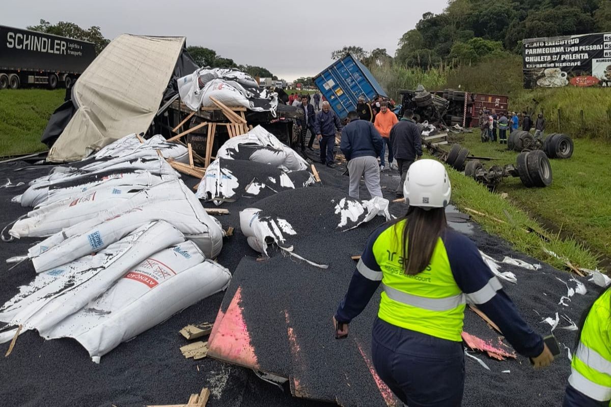 Motorista morre e outro fica ferido após acidente entre carretas na Régis Bittencourt, SP | Santos e Região