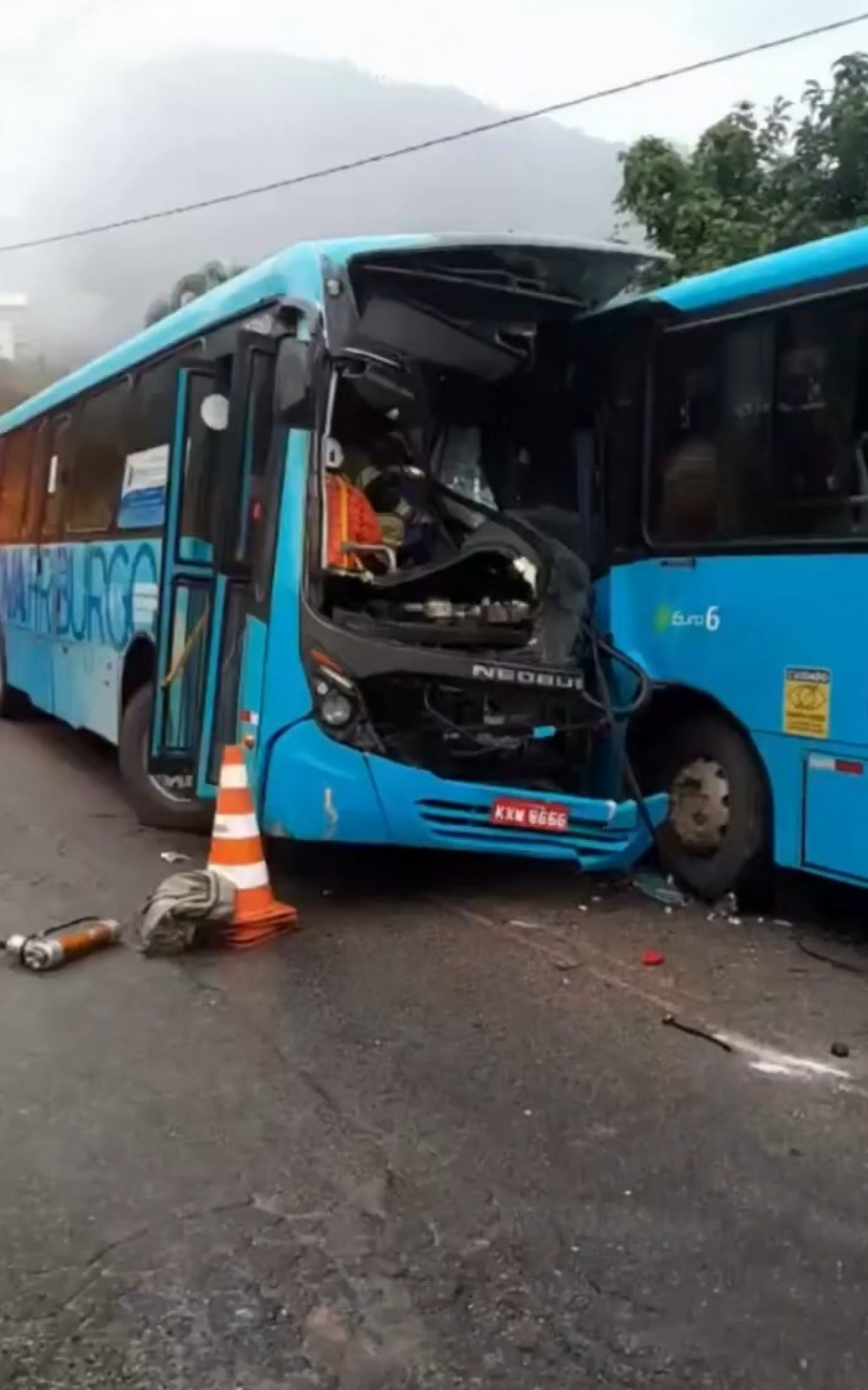 Motorista morre em acidente entre dois ônibus em Nova Friburgo | Rio de Janeiro