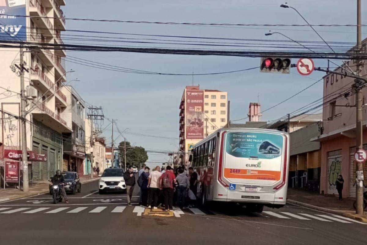 Populares ficaram envolta da vítima até a chegada do Samu