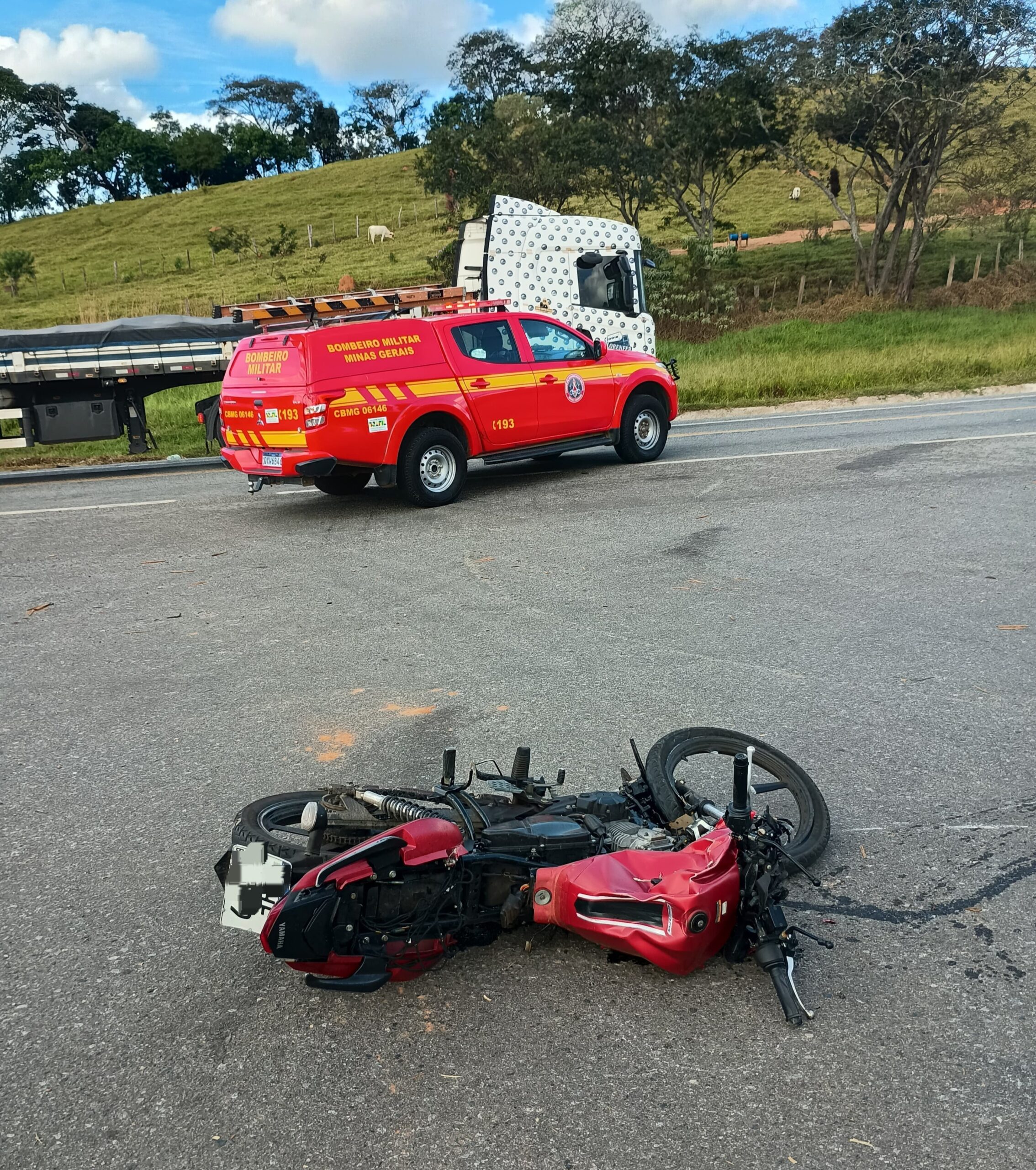 Mulher morre após acidente entre moto e caminhão na BR-494, em Oliveira - G1 - Globo