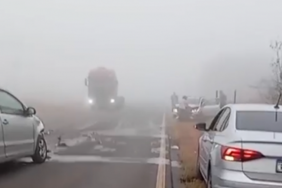 Momento em que os dois veículos estão danificados na rodovia