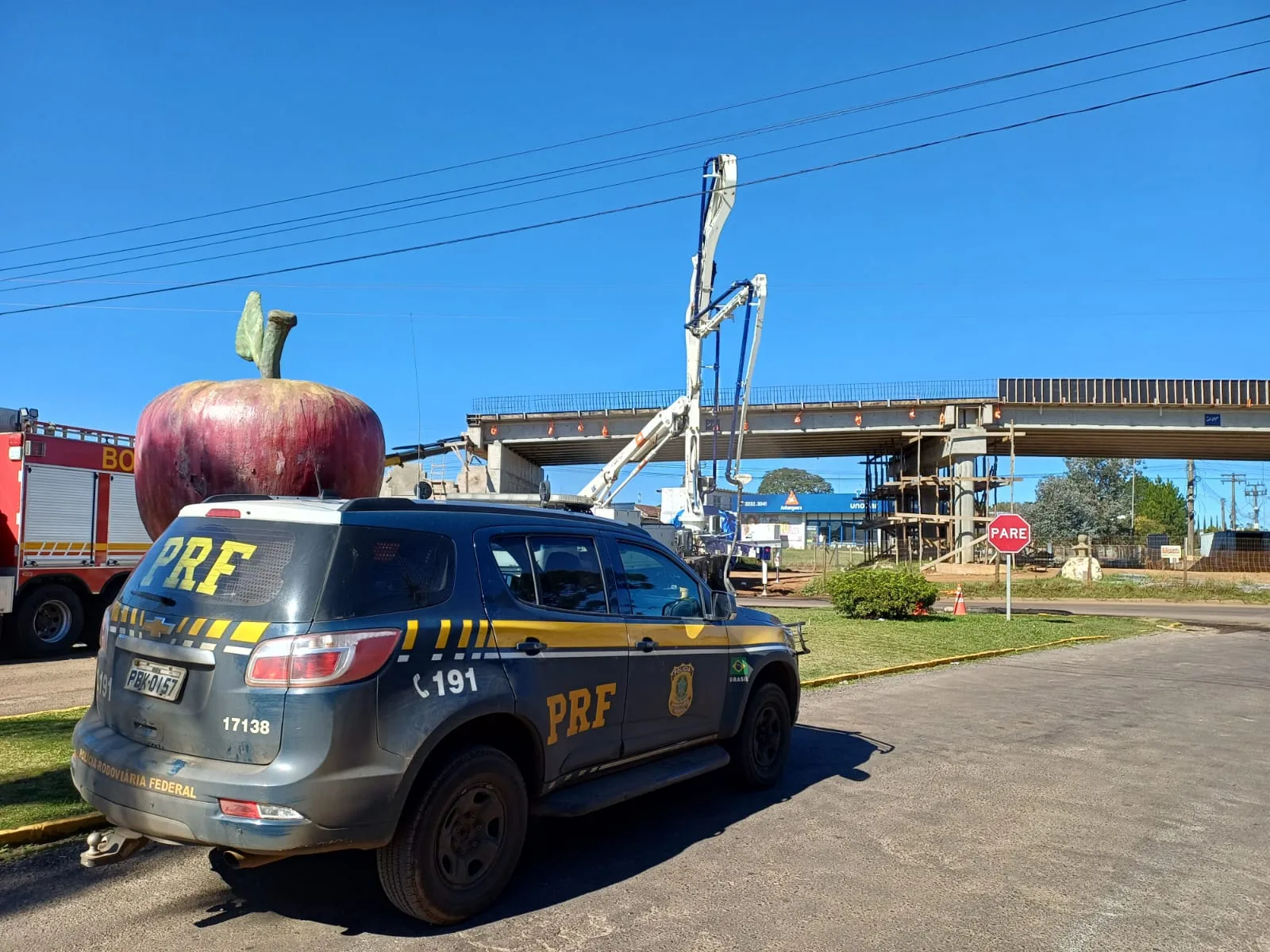 Operário sofre acidente durante obras de viaduto em Vacaria; trânsito é alterado na BR-116 - Leouve