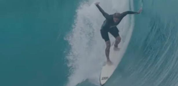 Tom Lowe antes de sofrer grave acidente em Teahupoo