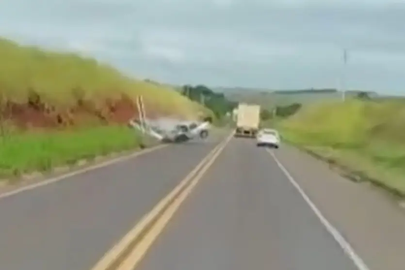 Vídeo mostra acidente que matou duas pessoas na PR-317