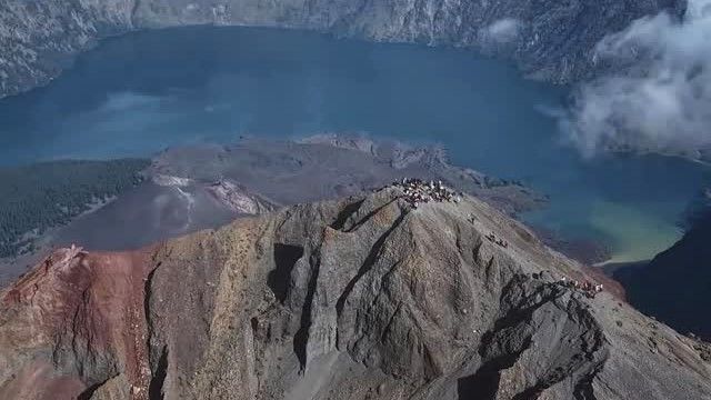 Brasileira que caiu em vulcão na Indonésia é encontrada morta