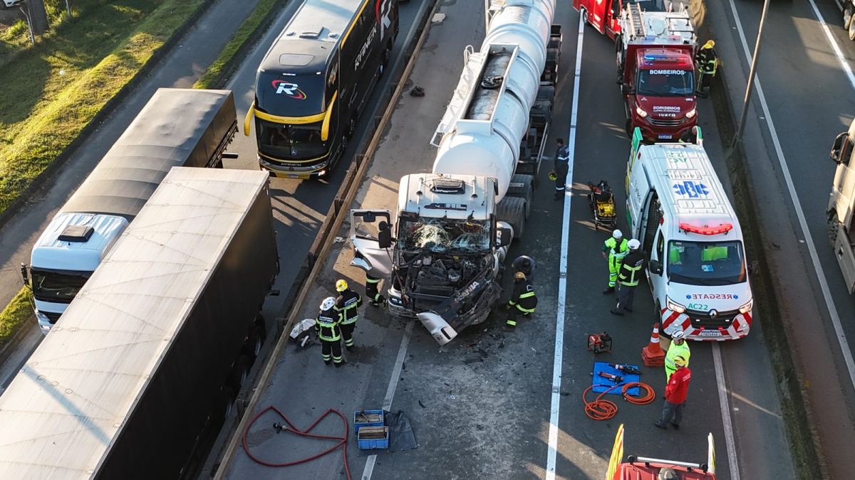 Acidente com caminhão-tanque bloqueia BR-101 em Joinville