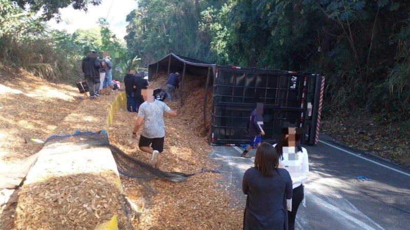 Acidente com carreta causa interdição total na Serra das Araras, em Piraí