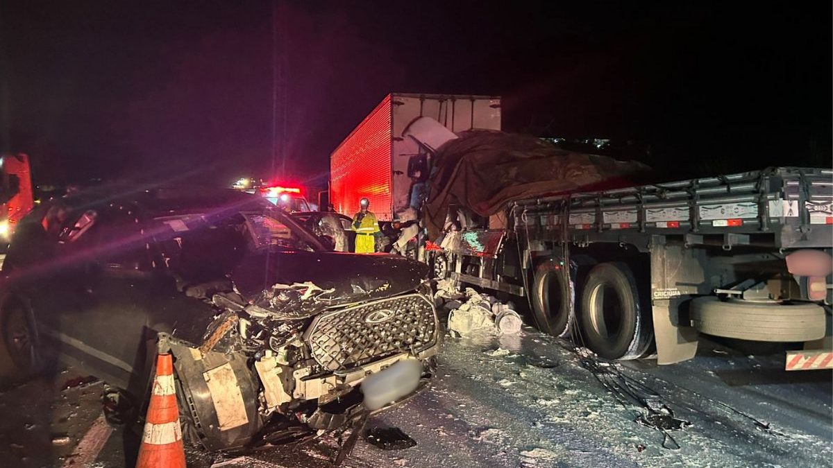 Acidente com cinco veículos bloqueia BR-101 em Joinville