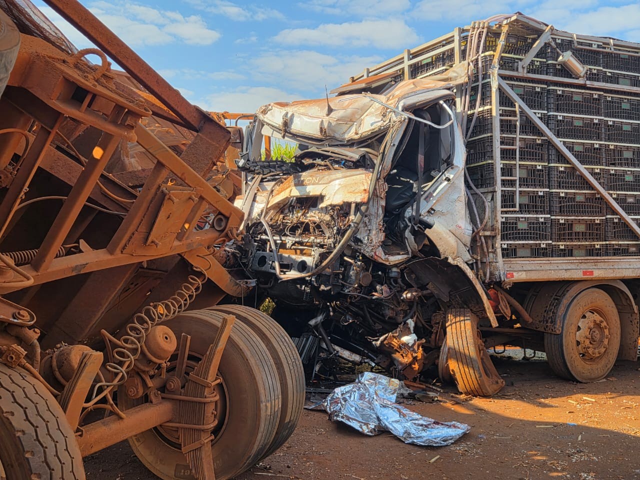 Acidente deixa carretas destruídas e mata motorista em rodovia de Nuporanga, SP - G1