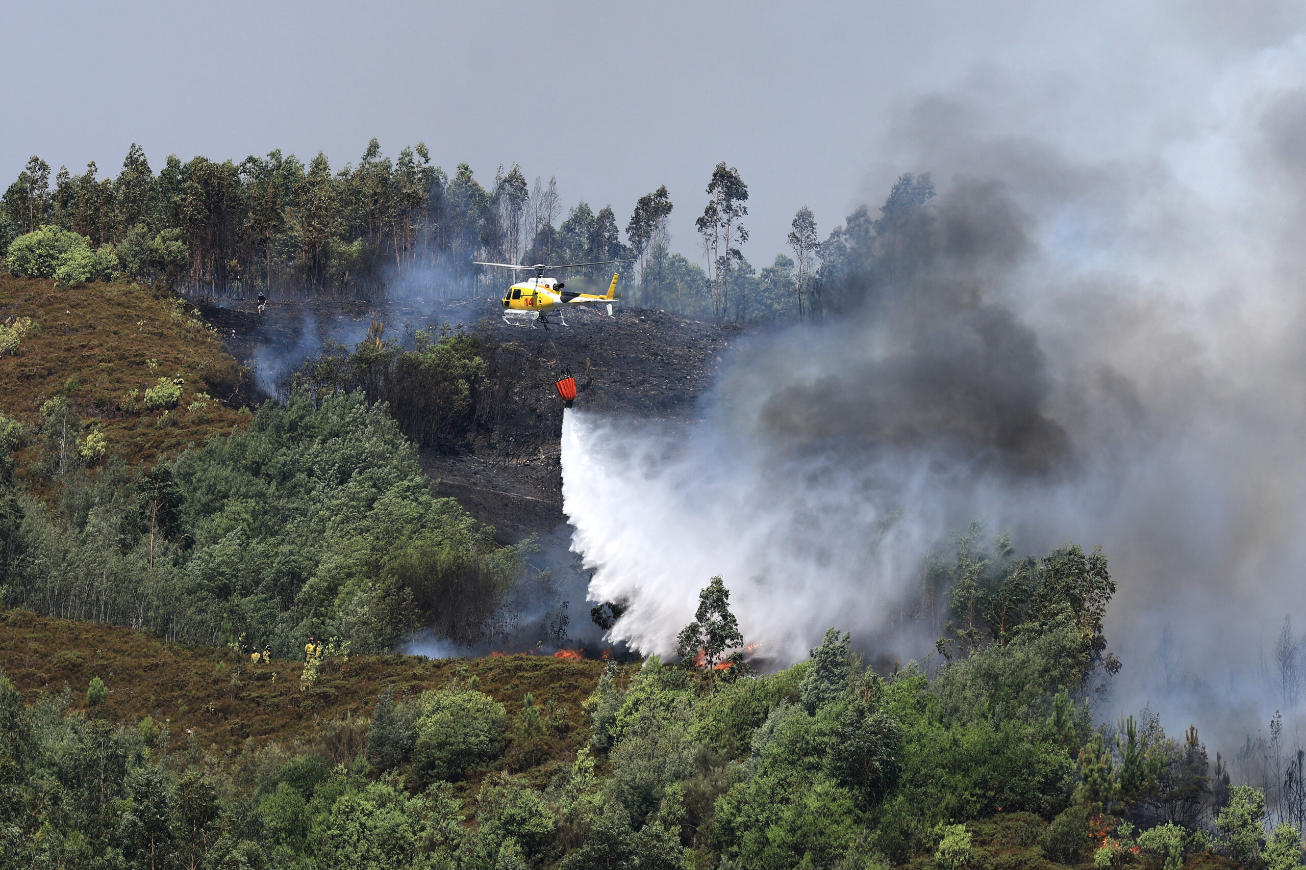 Acidente deixa helicóptero inoperacional junto ao fogo em Arcos de Valdevez. Não há feridos
