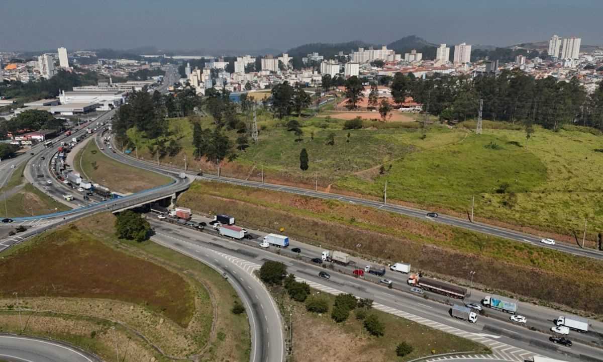 Acidente entre caminhão e moto deixa um morto e complica o trânsito em Mauá - dgabc