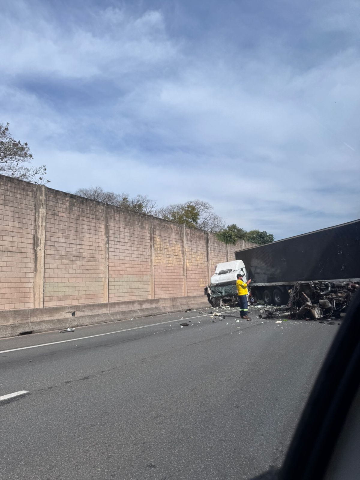 Acidente entre caminhões bloqueia Anel Viário sentido D.Pedro I, em Campinas