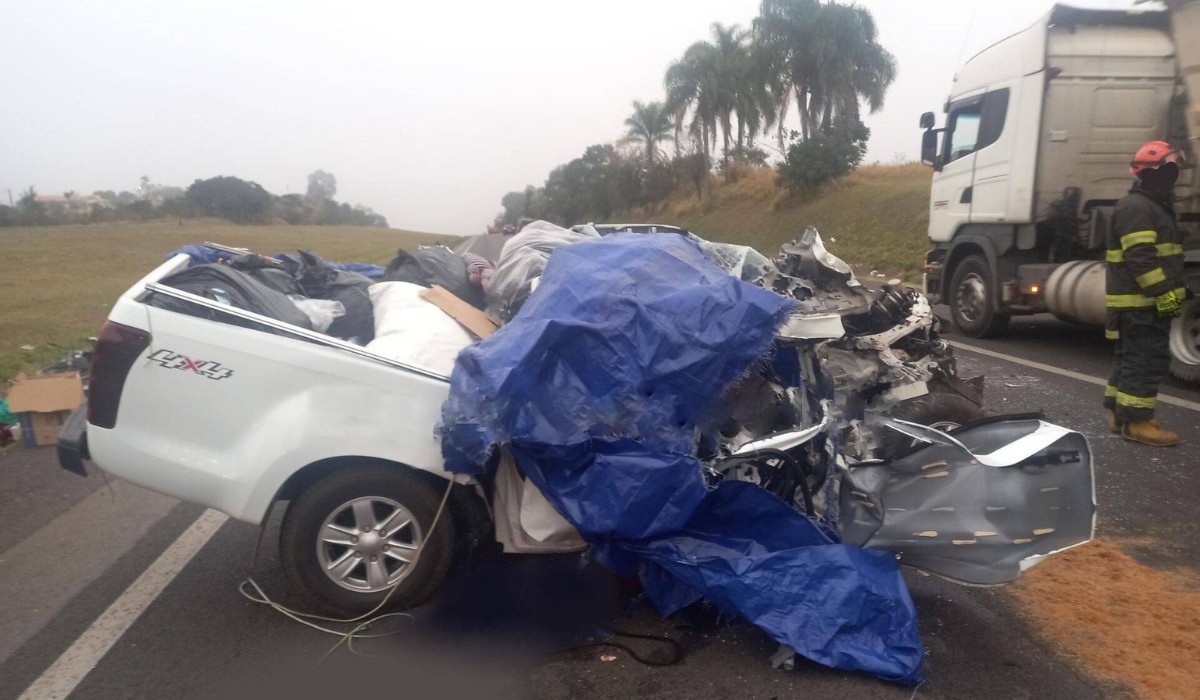 Acidente entre caminhonete e caminhão mata três pessoas na SP-280 em Pardinho - G1