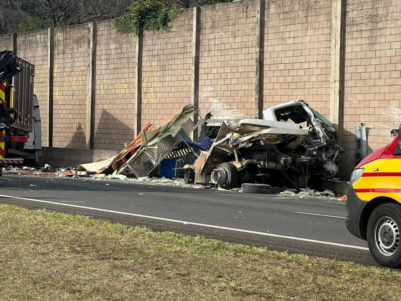 Acidente entre dois caminhões deixa um morto, dois feridos e interdita Anel Viário em Campinas | Campinas e Região