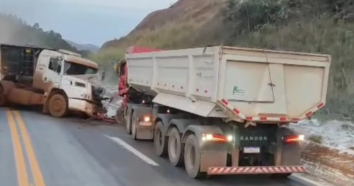 Acidente entre duas carretas interdita parcialmente a BR-040, em Itabirito - Itatiaia