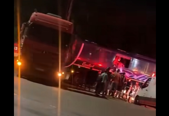 Acidente entre ônibus e carreta deixa um morto na BR-135/MA