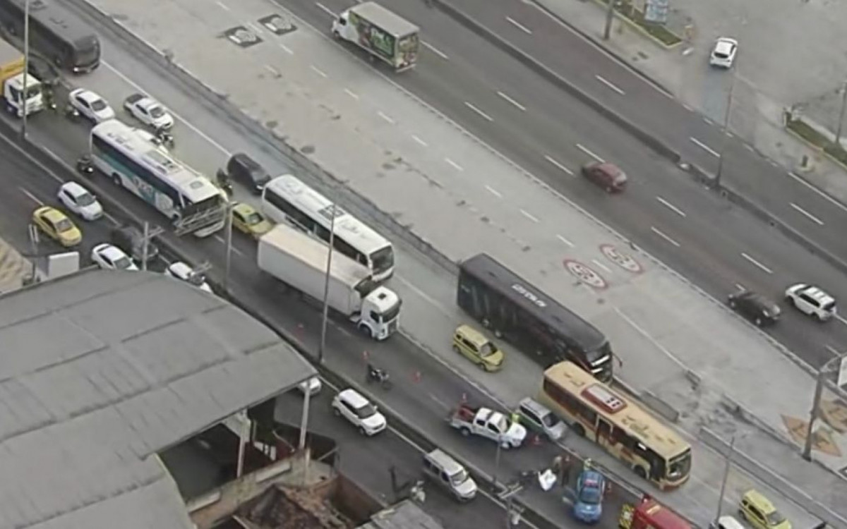Acidente envolvendo moto e ônibus deixa um morto na Avenida Brasil | Rio de Janeiro