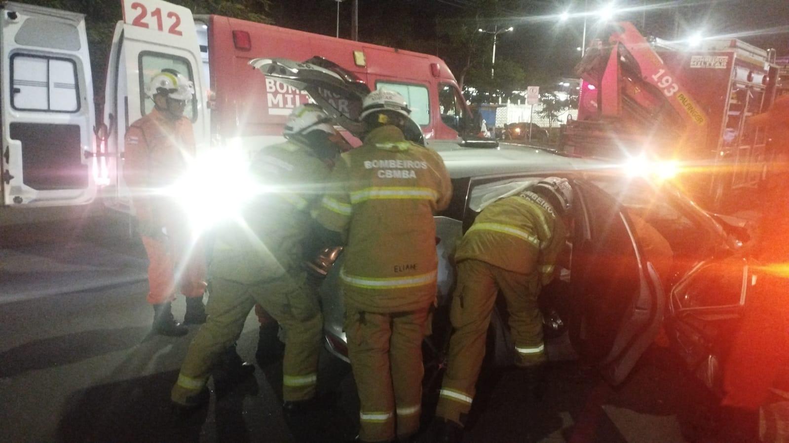 Bombeiros do 3º BBM resgatam homem preso às ferragens após acidente no Itaigara, em Salvador