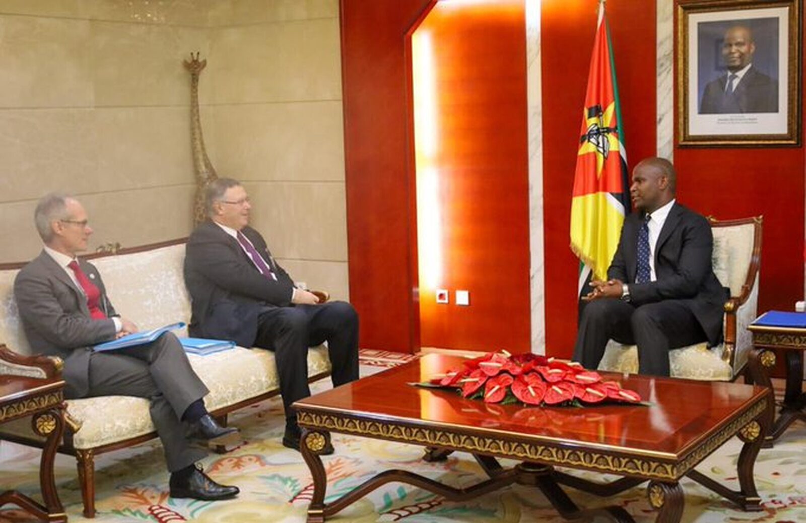 CEO da TotalEnergies encontrou-se com Presidente Chapo em Maputo com mega-projecto de GNL na agenda