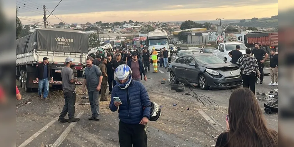 ACIDENTE-BR-376-CAMINHAO-DESGOVERNADO_00583823_0_202507171814