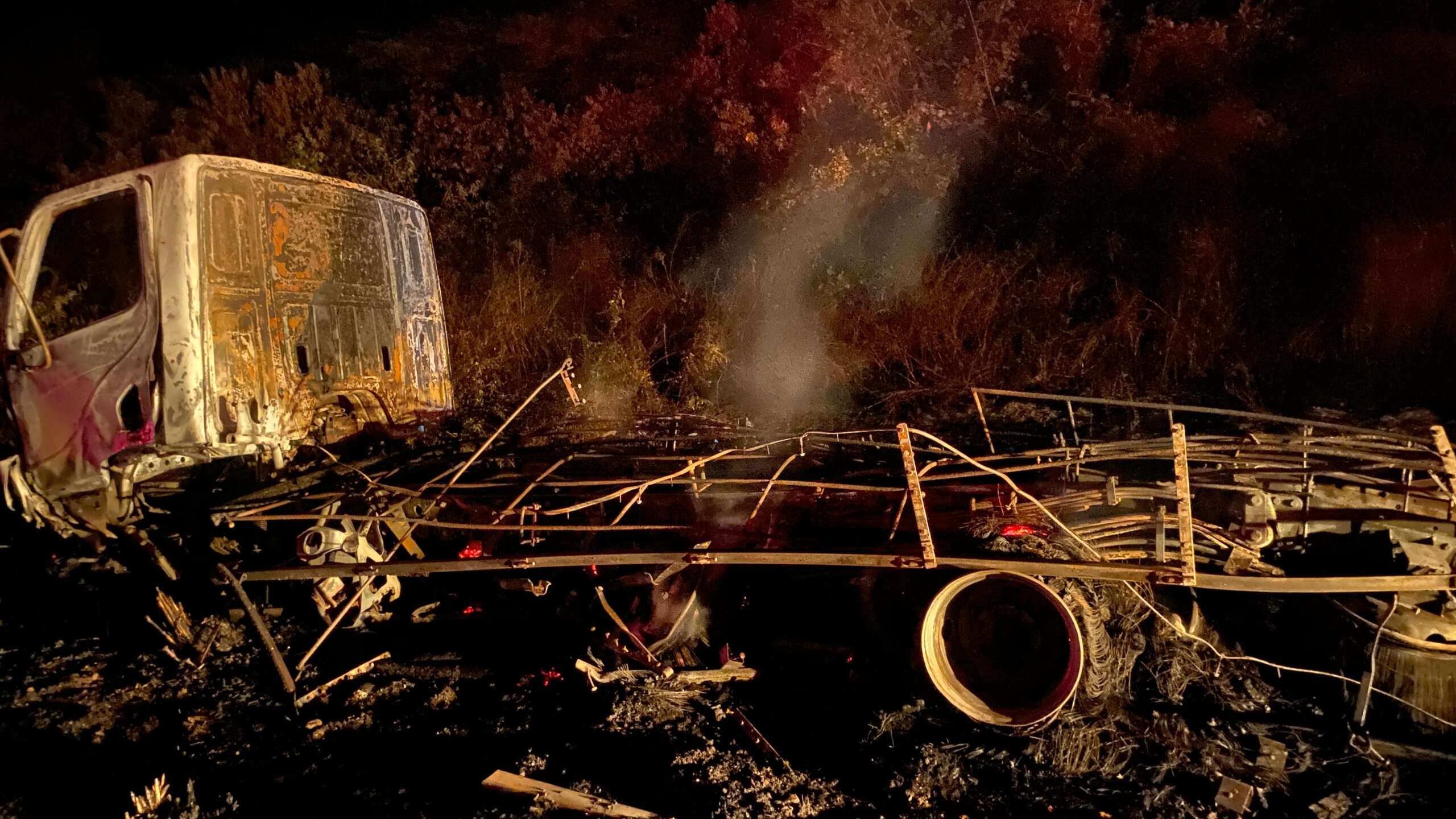 Corpo de Bombeiros atua em acidente de trânsito e incêndio