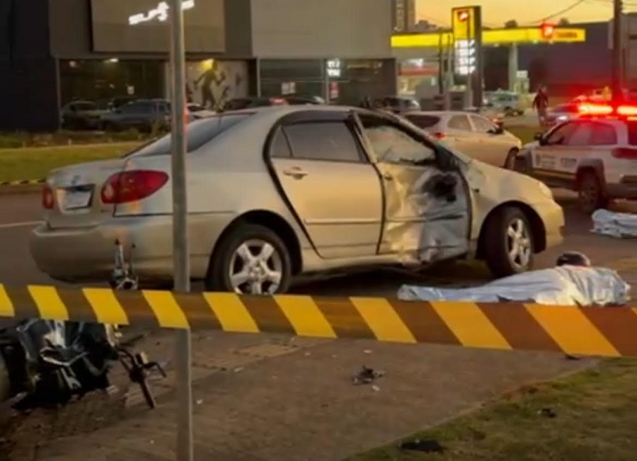 Ocupantes da moto morreram no local do acidente (Foto: Reprodução)