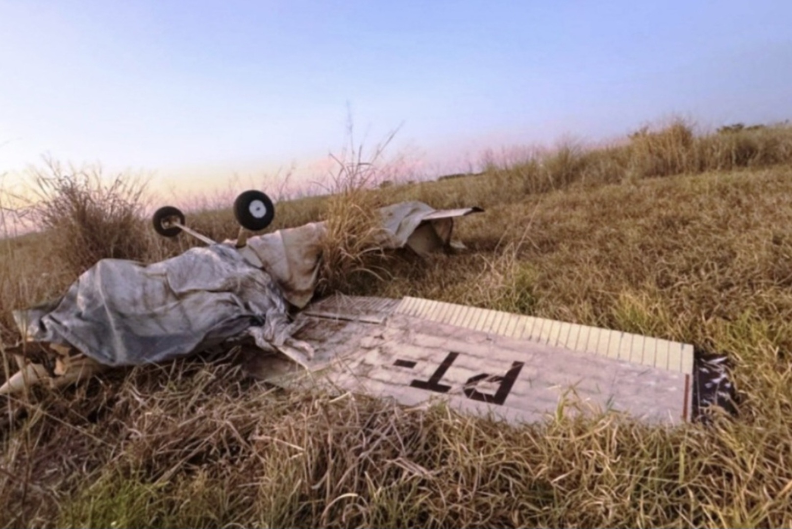 Em acidente aéreo no interior de São Paulo, avião atinge cerca pouco antes do pouso