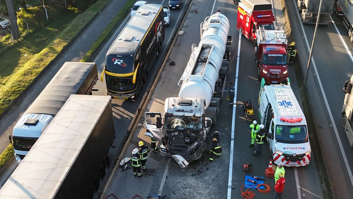 FOTOS: Acidente entre caminhões bloqueia BR-101 em Joinville