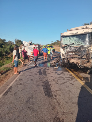 Grave acidente entre carreta e van interdita BR-163 em Rosário Oeste - Lapada Lapada
