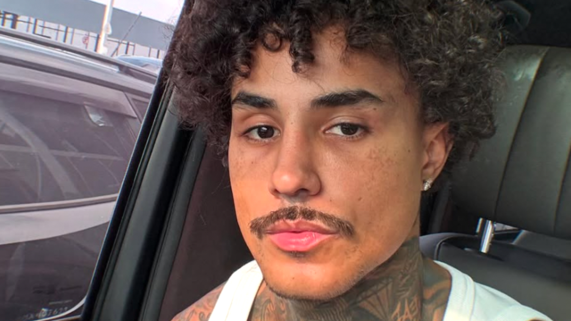 MC Livinho sofre acidente, perfura pulmão e é internado na UTI