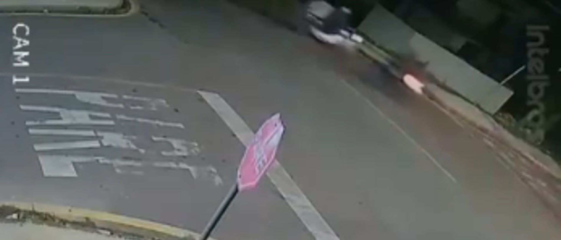 Mãe pede justiça após filho morrer em acidente entre motos