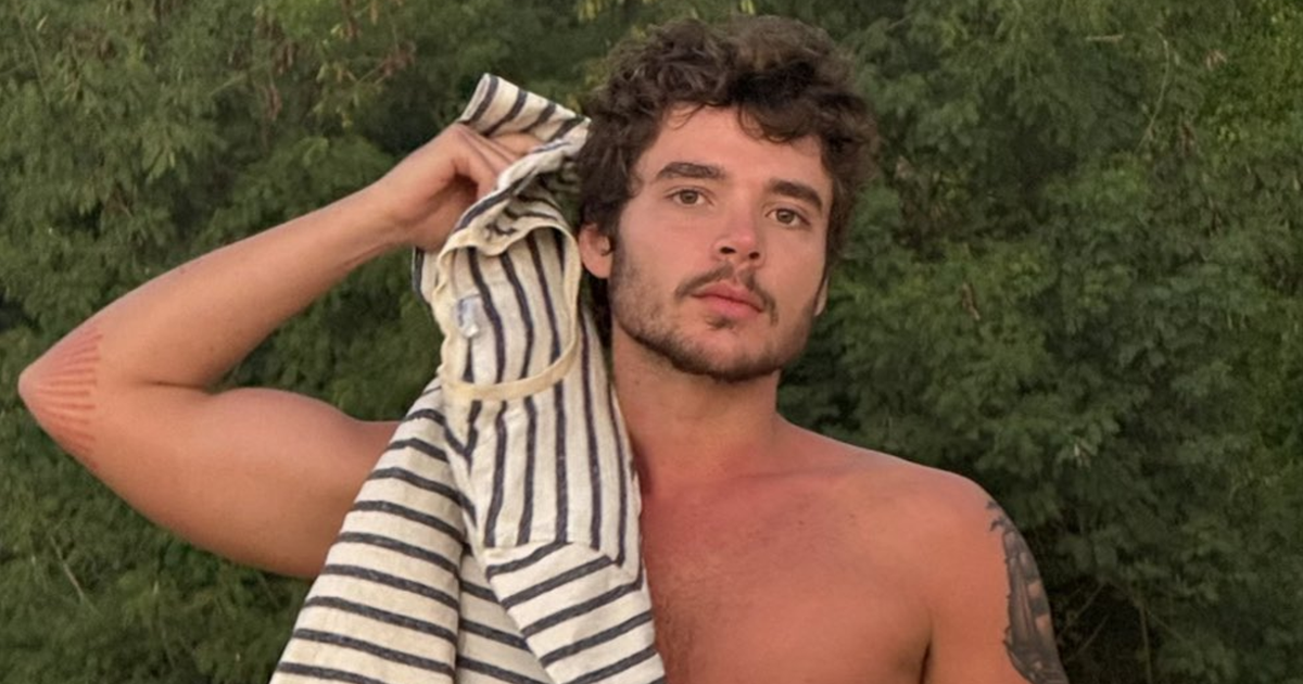 Marido de Sasha, João Lucas mostra bumbum por acidente