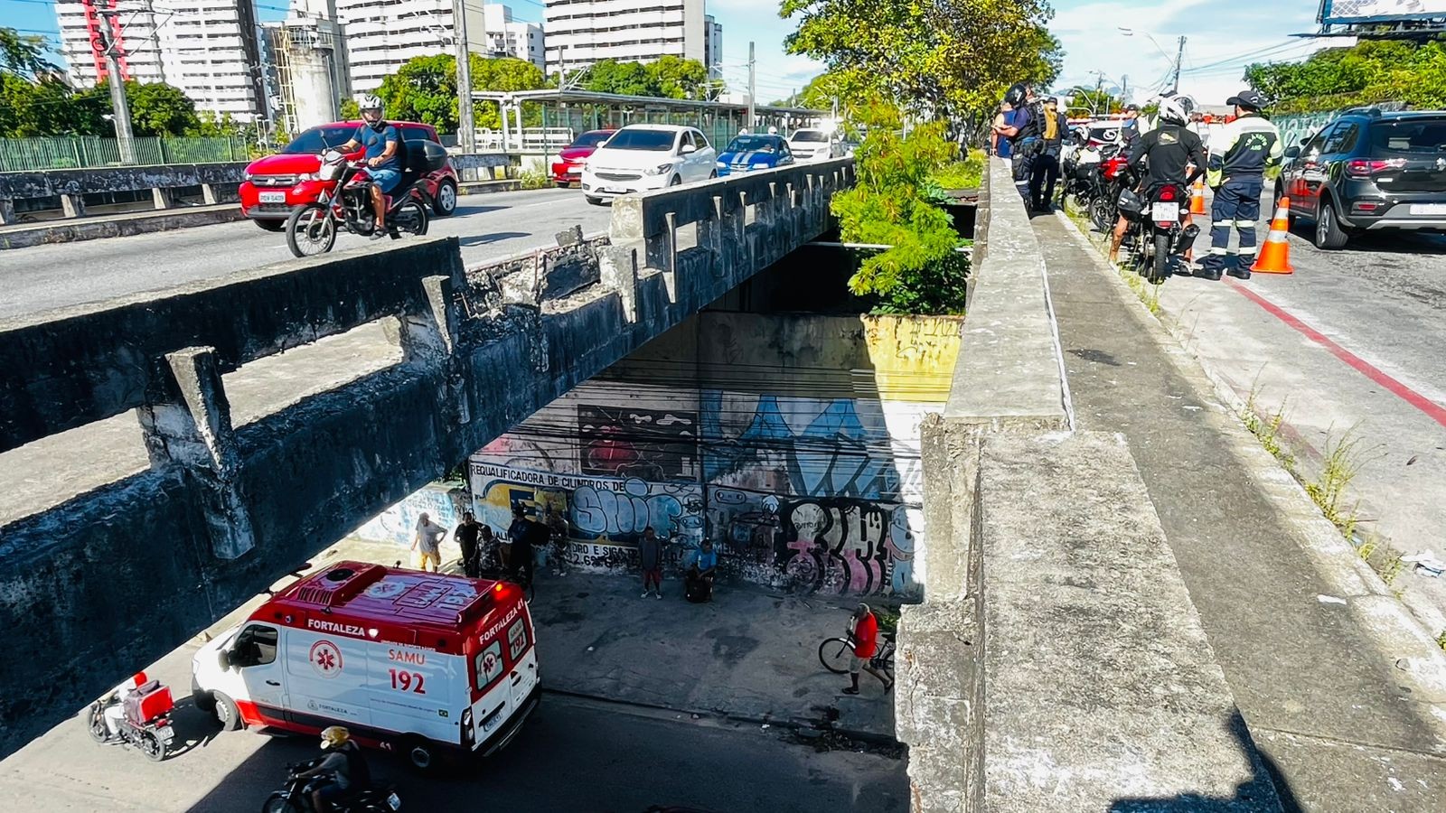 Motociclista cai de viaduto em Fortaleza após acidente | Ceará