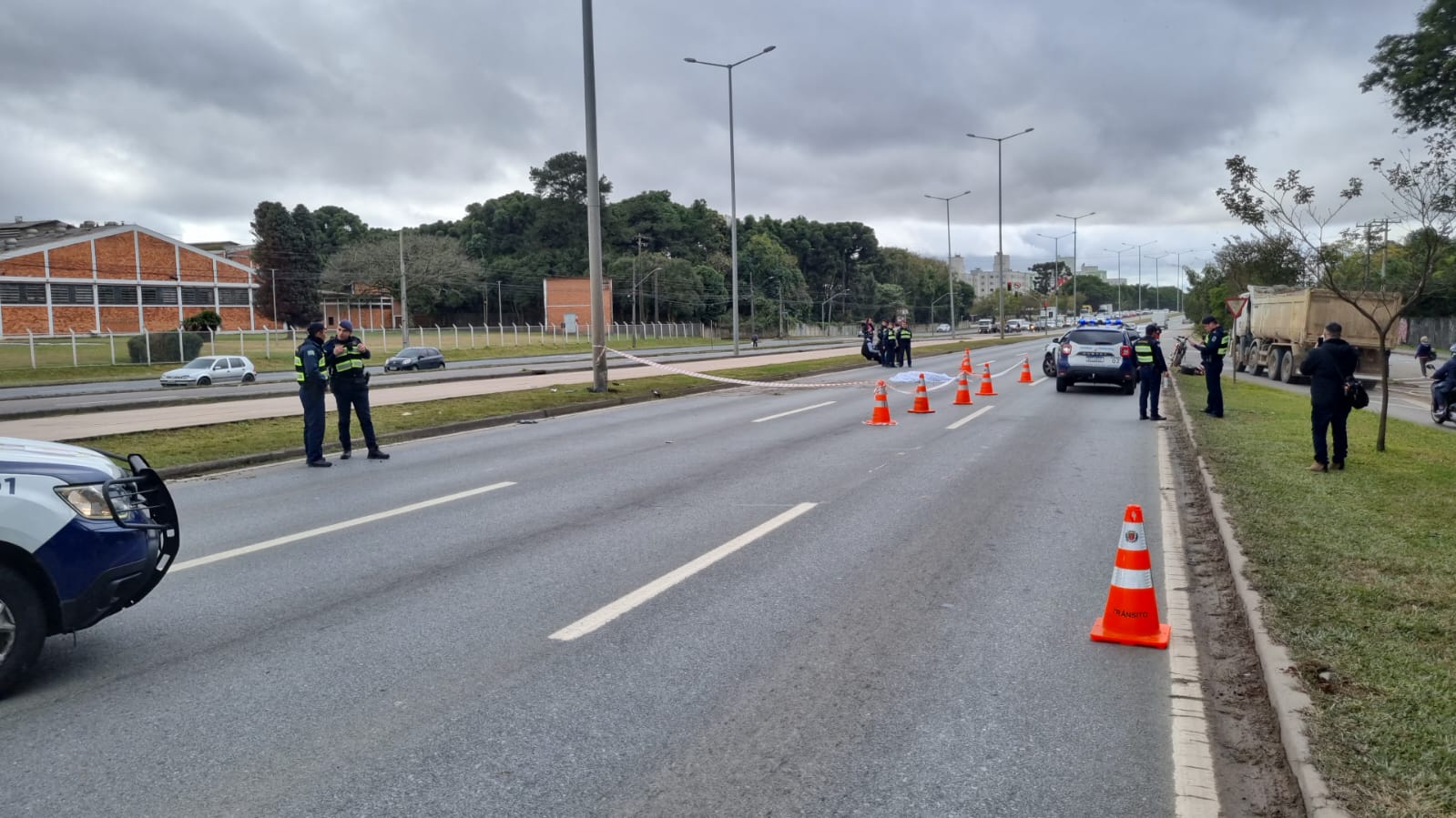 Motociclista morre após grave acidente na Linha Verde, em Curitiba