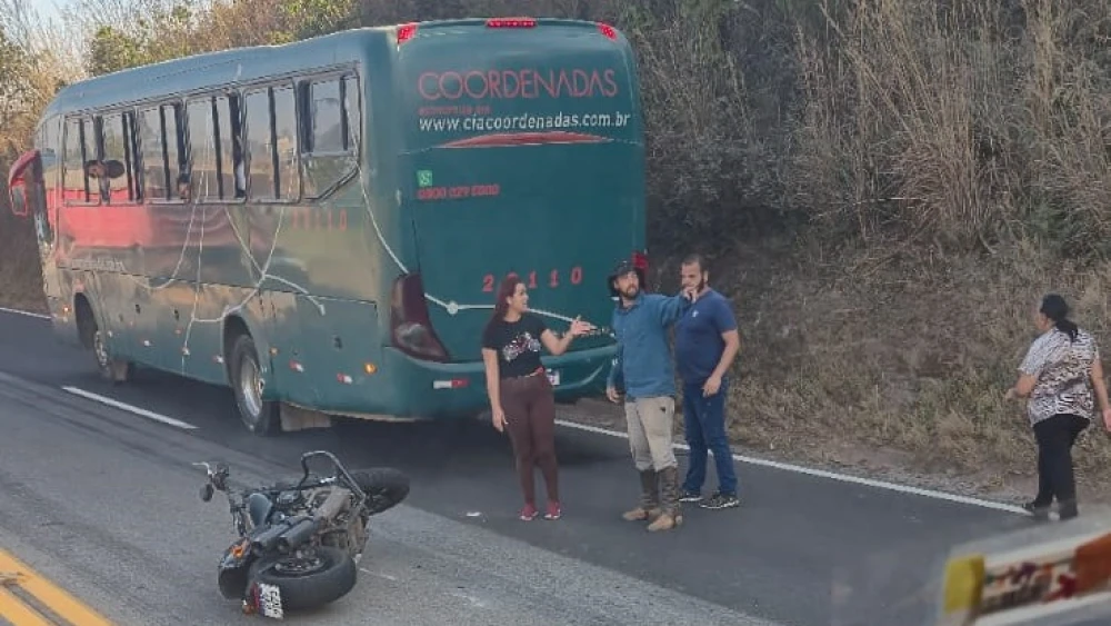 Motoqueiro morre em acidente com ônibus na BR-040, em Minas