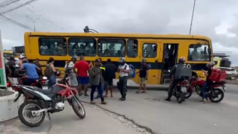 Mulher quebra a perna e vai parar embaixo de ônibus escolar após acidente em Arapiraca