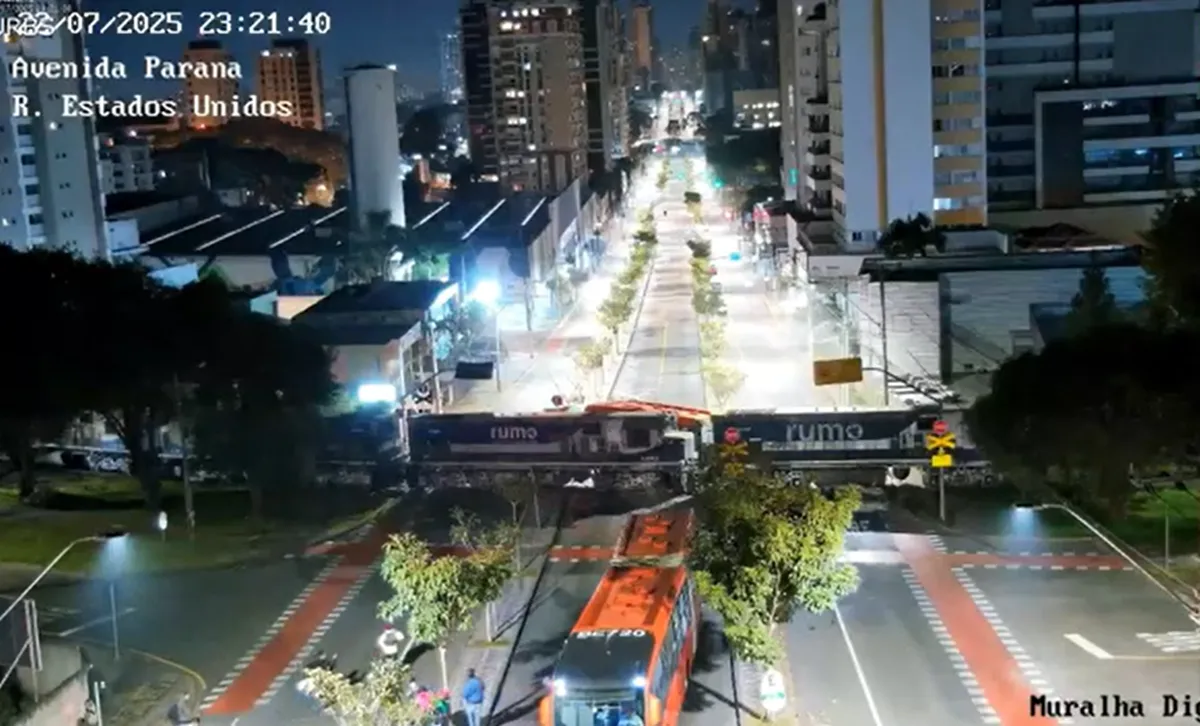 Novo vídeo mostra acidente entre biarticulado e trem em Curitiba
