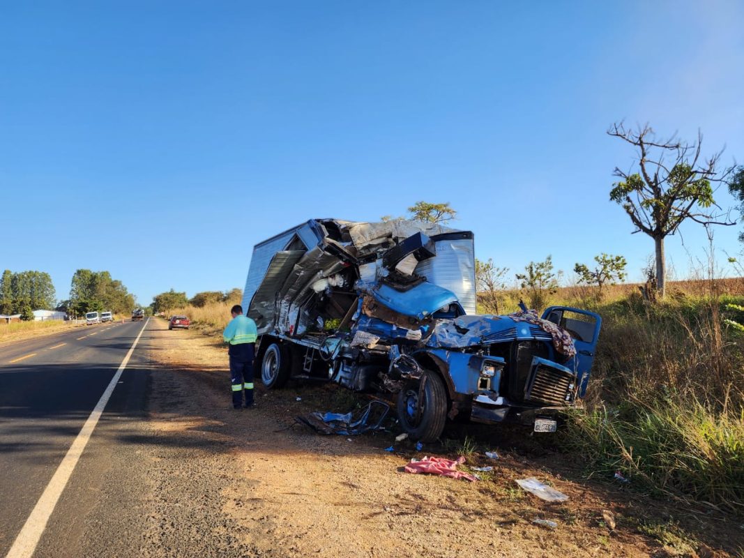 Patrocínio/MG • Motorista fica gravemente ferido em acidente na MGC-462 - Patos Notícias