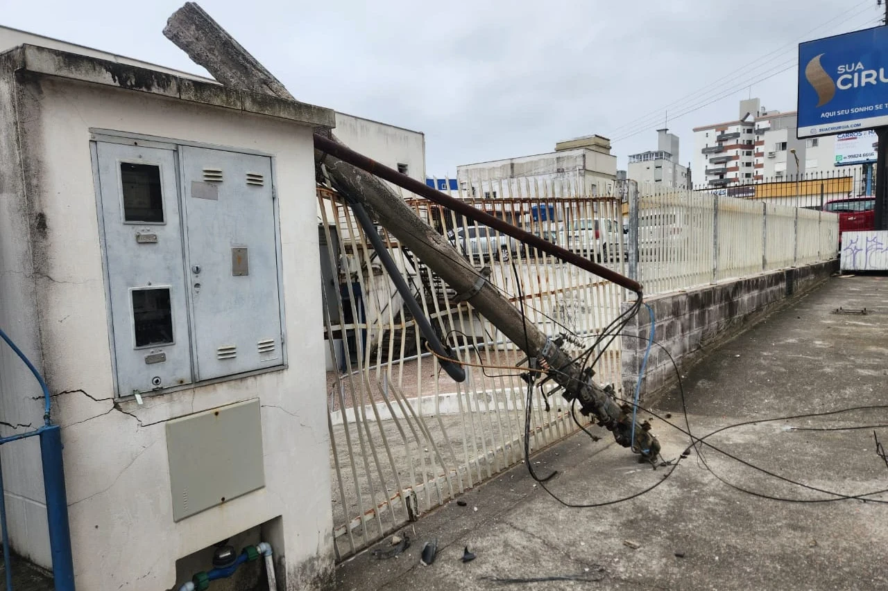 Segundo acidente com queda de poste na área central de Criciúma é registrado nesta semana