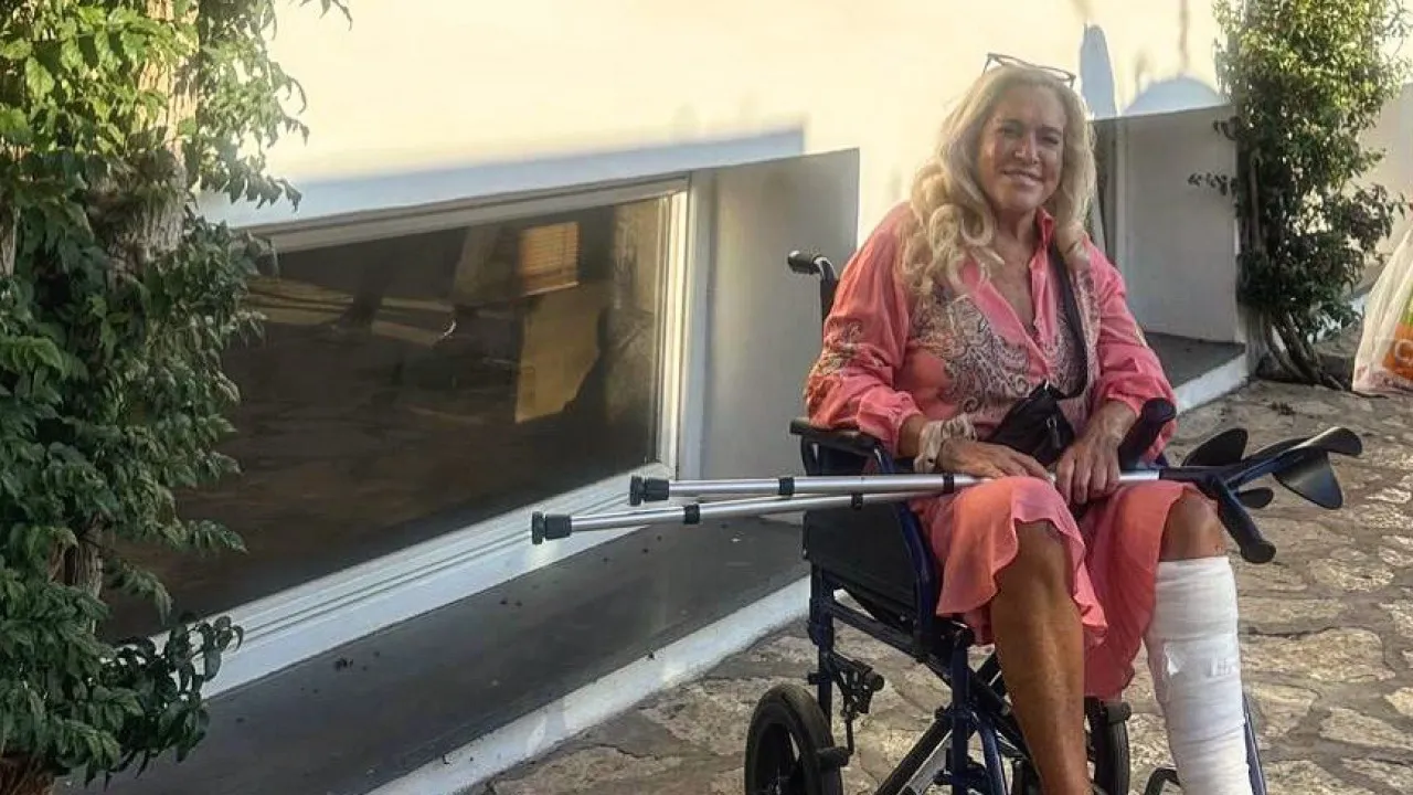 Teresa Guilherme de cadeira de rodas após sofrer acidente nas férias