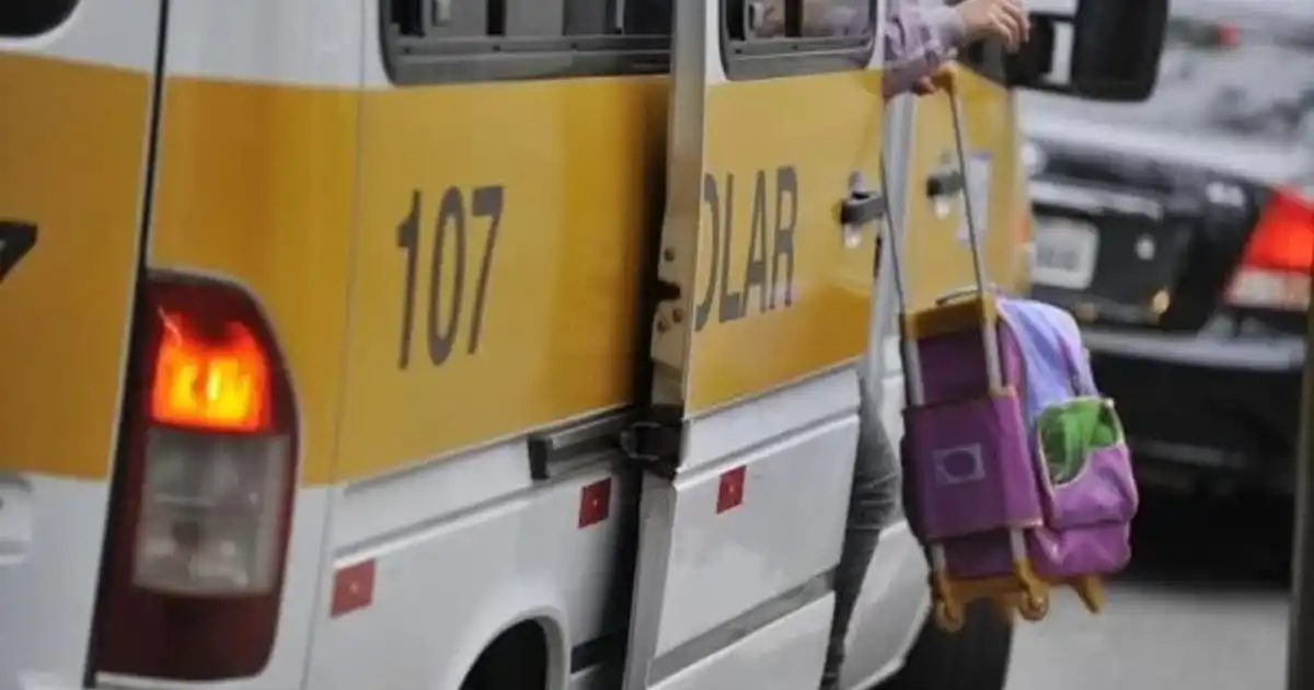 Van escolar se envolve em acidente e deixa ao menos duas crianças feridas em Uberlândia (MG)