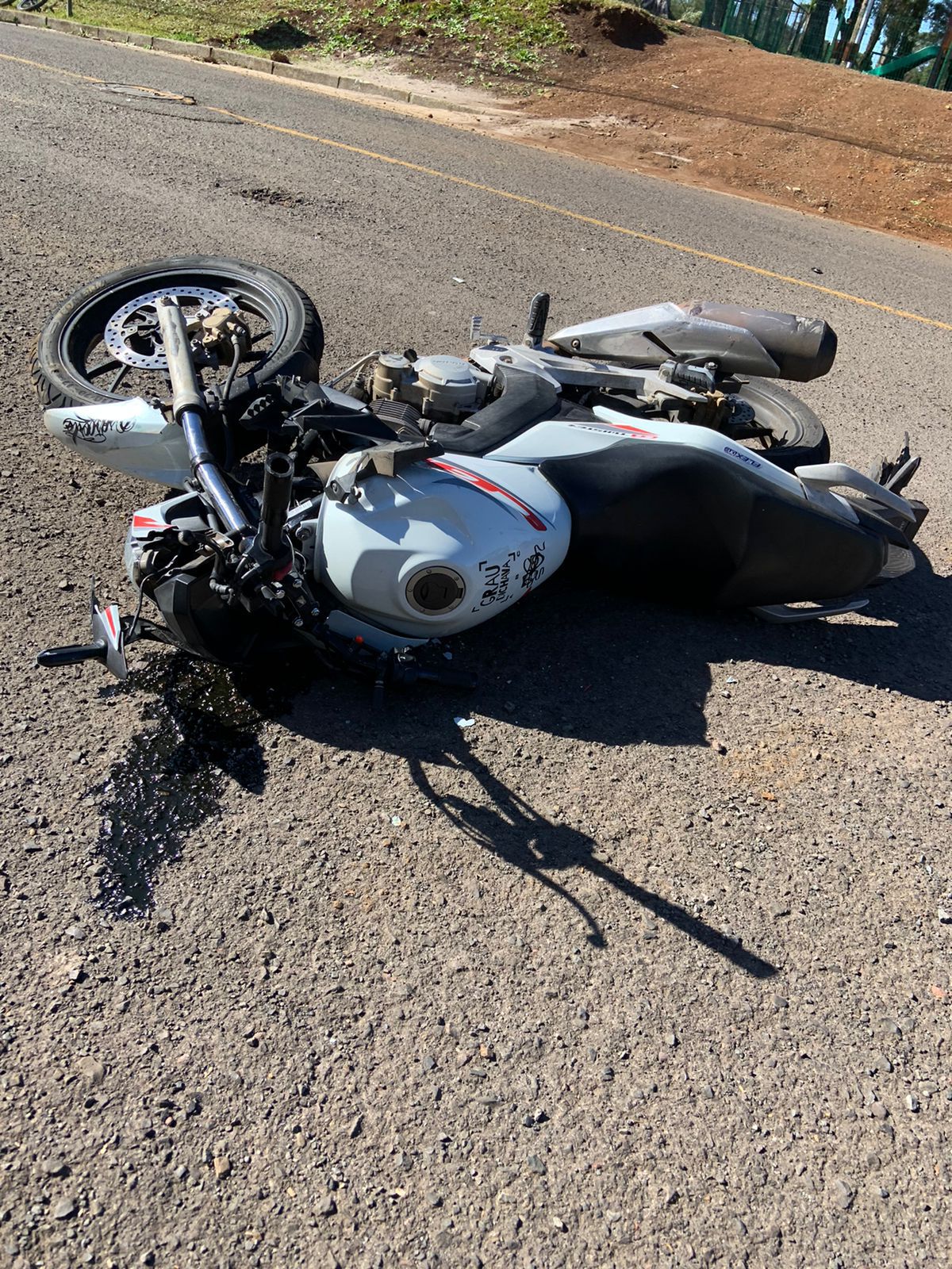 Vídeo- Condutor de moto envolvida em acidente com Chevette nega que estava empinando na rua
