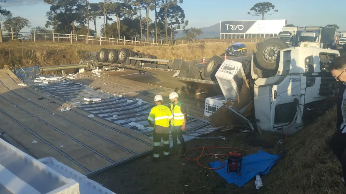 motorista morre após tombar caminhão