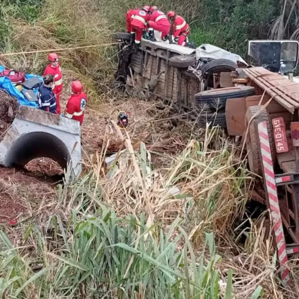 neblina pode ter causado acidente entre van e dois caminhões na BR-153