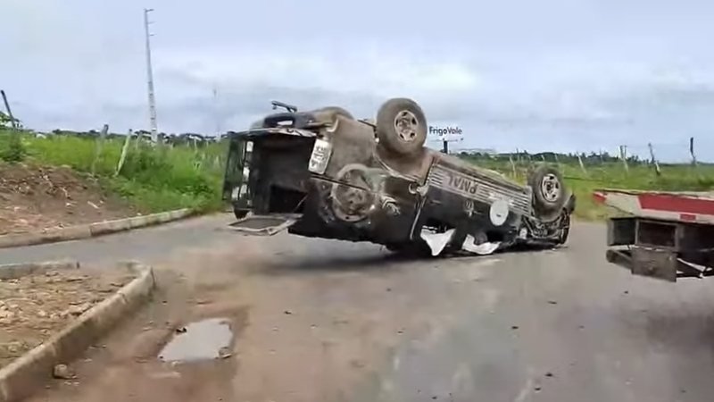 viatura capota e policiais militares ficam feridos em acidente na AL-115 em Arapiraca