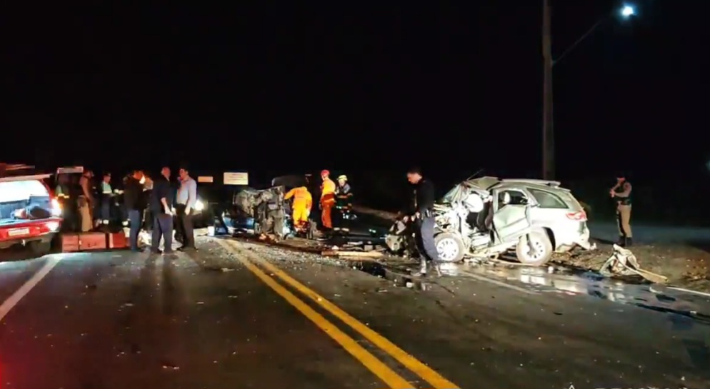 ACIDENTE ENTRE VECTRA, WEEKEND E MOTOCICLETA DEIXA 8 VÍTIMAS FATAIS EM GUAXUPÉ