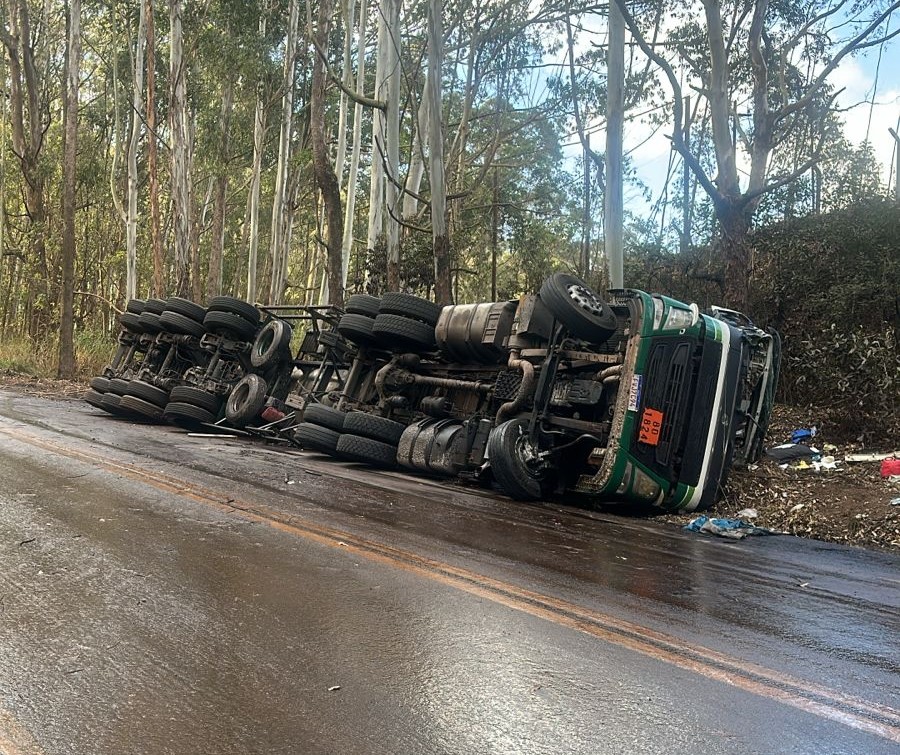 caminhao-tanque-carga-soda-caustica-contamina-rio-ouro-preto-mg